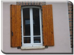Agencement mixte : fenêtre en PVC et double vitrage avec des volets en bois anti effraction