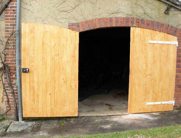 Porte de garage toute forme en bois sur mesure